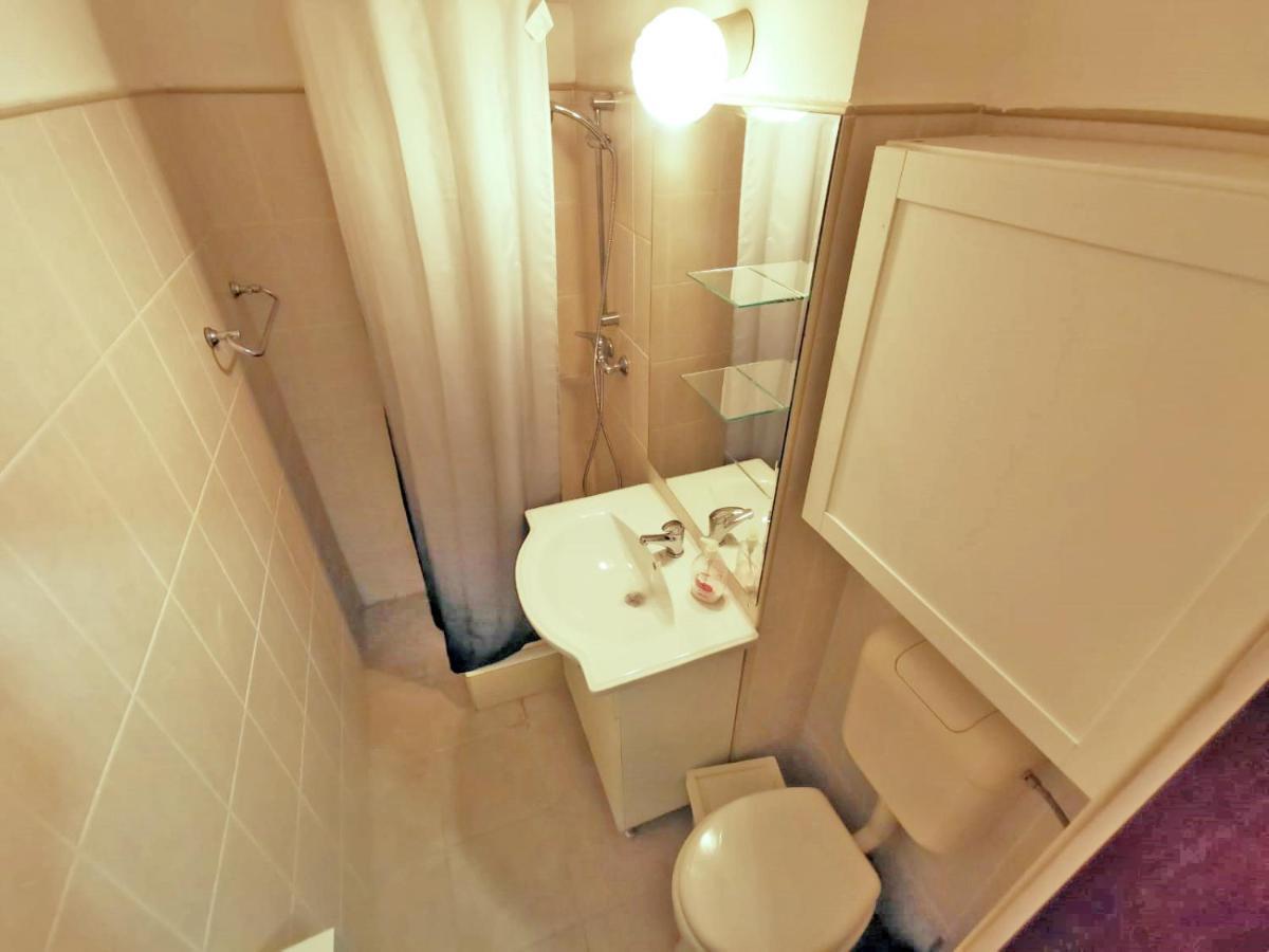 Cozy Studio Athenee Apartment Bukares Bagian luar foto